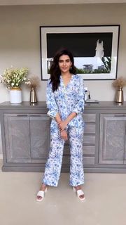 Karishma Tanna feet photo thumbnail