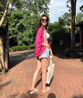 Karishma Tanna feet photo thumbnail