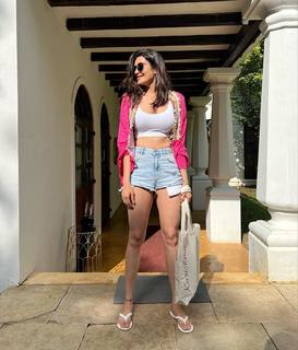 Karishma Tanna feet photo thumbnail