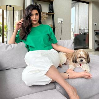 Karishma Tanna feet photo thumbnail