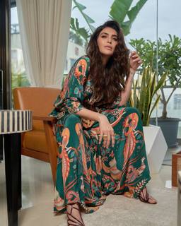 Karishma Tanna feet photo thumbnail