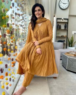 Karishma Tanna feet photo thumbnail