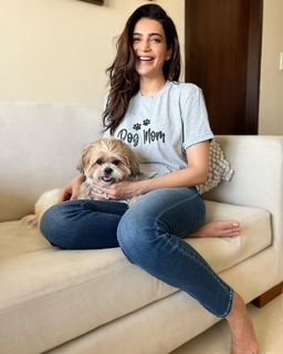 Karishma Tanna feet photo thumbnail