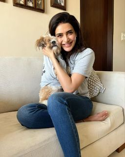 Karishma Tanna feet photo thumbnail