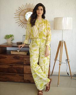 Karishma Tanna feet photo thumbnail