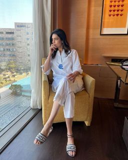 Karishma Tanna feet photo thumbnail