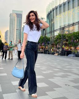 Karishma Tanna feet photo thumbnail