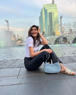 Karishma Tanna feet photo thumbnail