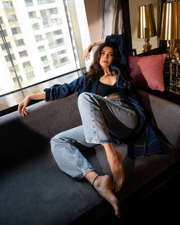 Karishma Tanna feet photo thumbnail