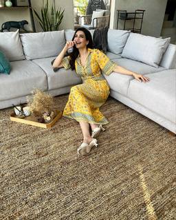 Karishma Tanna feet photo thumbnail