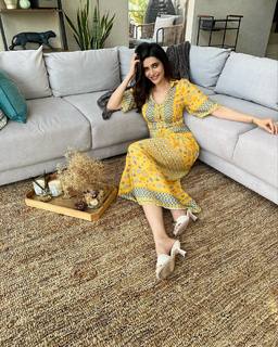Karishma Tanna feet photo thumbnail