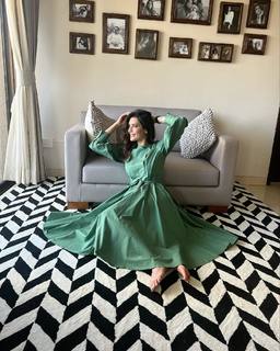 Karishma Tanna feet photo thumbnail