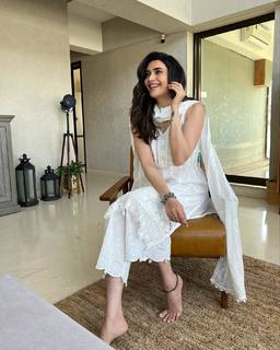 Karishma Tanna feet photo thumbnail