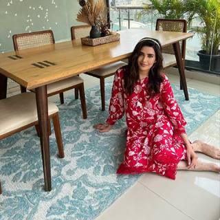 Karishma Tanna feet photo thumbnail