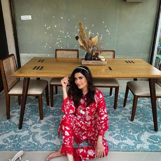 Karishma Tanna feet photo thumbnail
