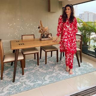 Karishma Tanna feet photo thumbnail