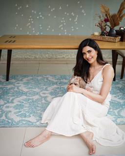 Karishma Tanna feet photo thumbnail