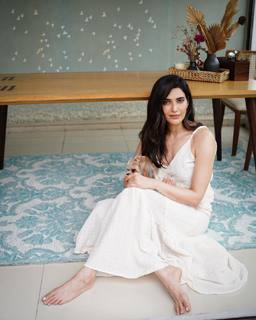 Karishma Tanna feet photo thumbnail