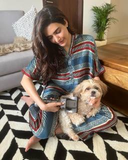 Karishma Tanna feet photo thumbnail