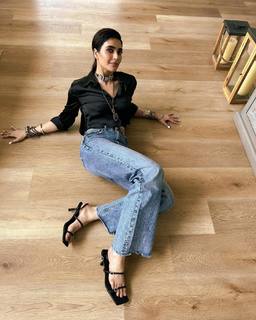 Karishma Tanna feet photo thumbnail