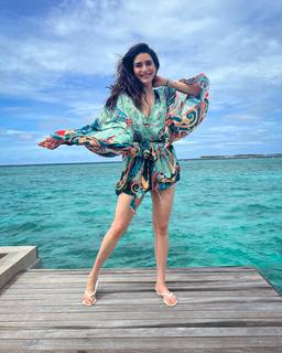 Karishma Tanna feet photo thumbnail