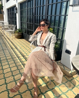 Karishma Tanna feet photo thumbnail