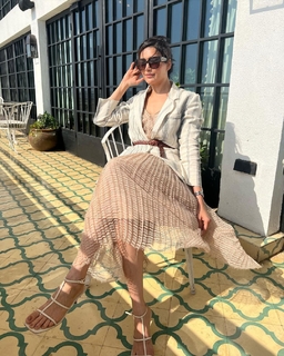 Karishma Tanna feet photo thumbnail