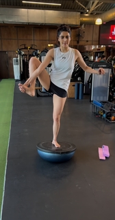 Karishma Tanna feet photo thumbnail