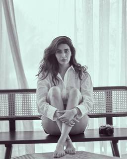 Karishma Tanna feet photo thumbnail