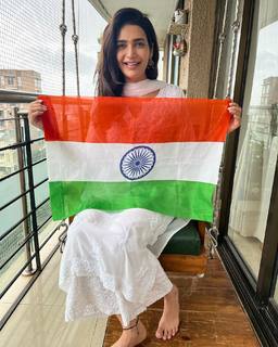 Karishma Tanna feet photo thumbnail