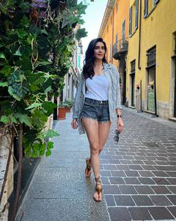 Karishma Tanna feet photo thumbnail