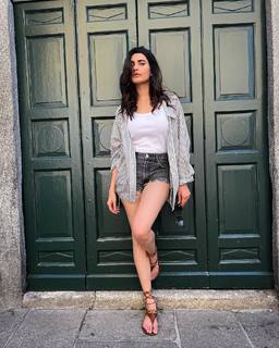 Karishma Tanna feet photo thumbnail