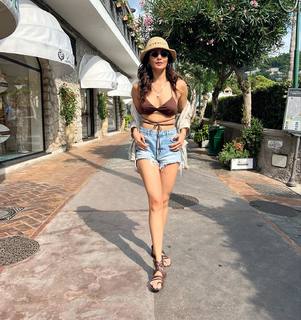 Karishma Tanna feet photo thumbnail