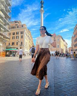 Karishma Tanna feet photo thumbnail