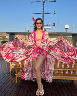 Karishma Tanna feet photo thumbnail