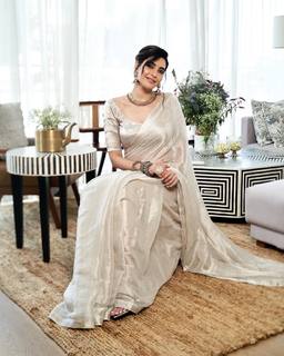 Karishma Tanna feet photo thumbnail