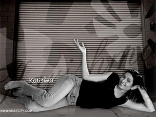 Karishma Tanna feet photo thumbnail