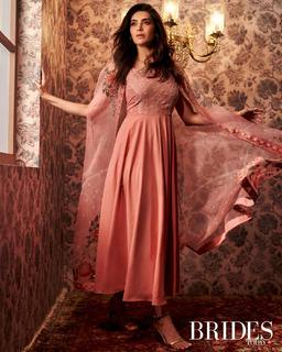 Karishma Tanna feet photo thumbnail