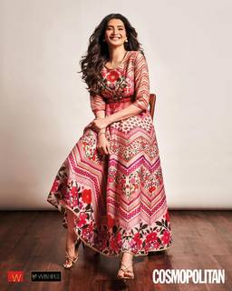 Karishma Tanna feet photo thumbnail