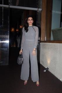 Karishma Tanna feet photo thumbnail