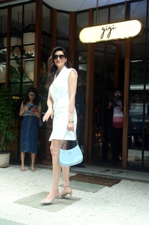 Karishma Tanna feet photo thumbnail