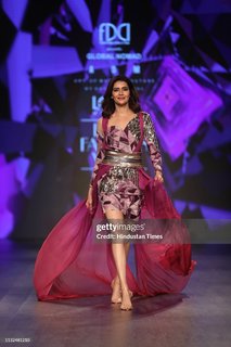 Karishma Tanna feet photo thumbnail