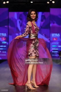 Karishma Tanna feet photo thumbnail