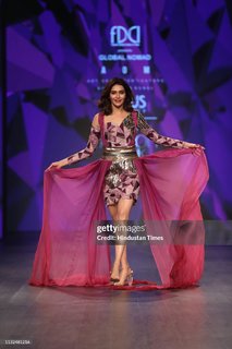 Karishma Tanna feet photo thumbnail
