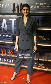 Karishma Tanna feet photo thumbnail