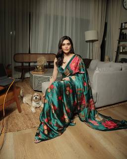 Karishma Tanna feet photo thumbnail