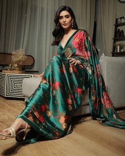 Karishma Tanna feet photo thumbnail