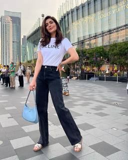 Karishma Tanna feet photo thumbnail