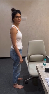 Karishma Tanna feet photo thumbnail