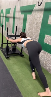 Karishma Tanna feet photo thumbnail